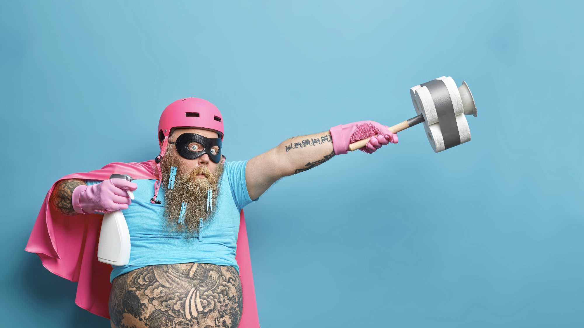 Un homme barbu surpris porte un costume de super-héros