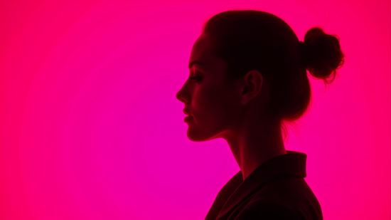 L'ombre d'une femme sur un fond rose